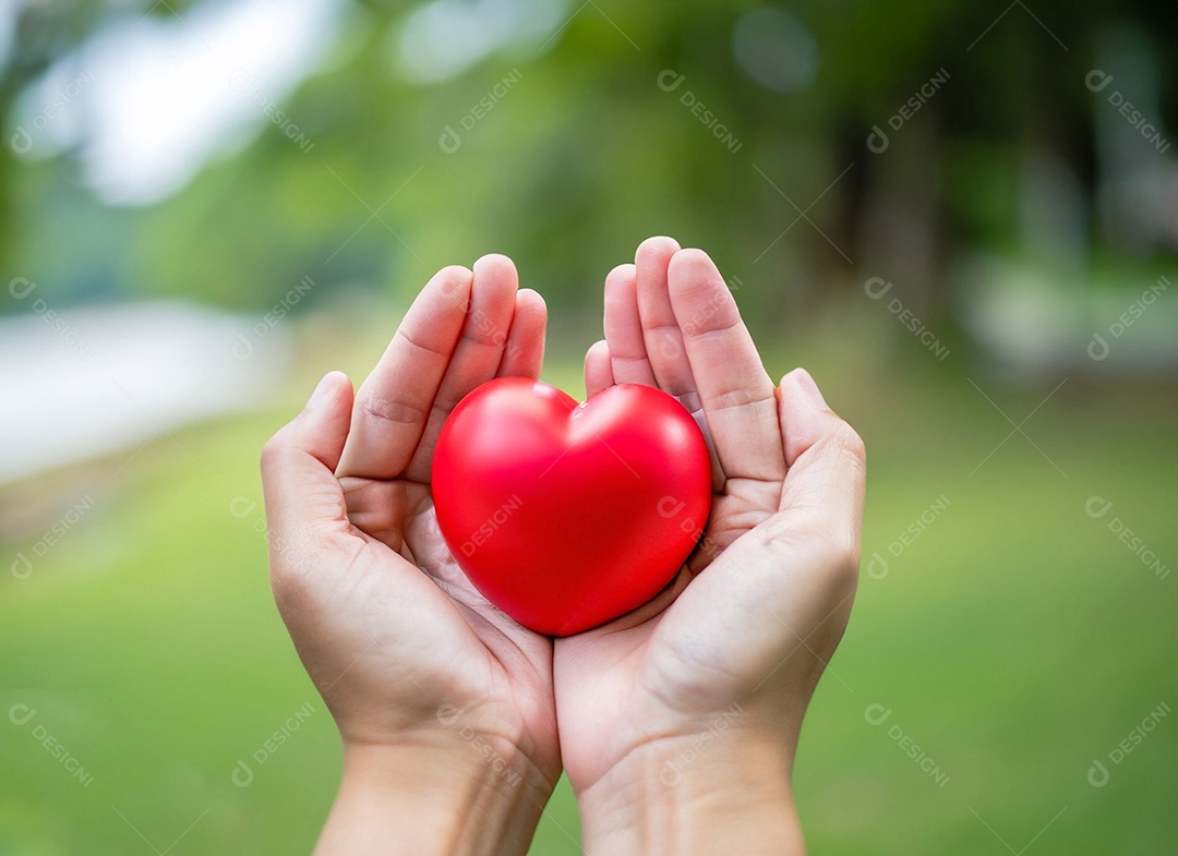 Mãos segurando um coração vermelho