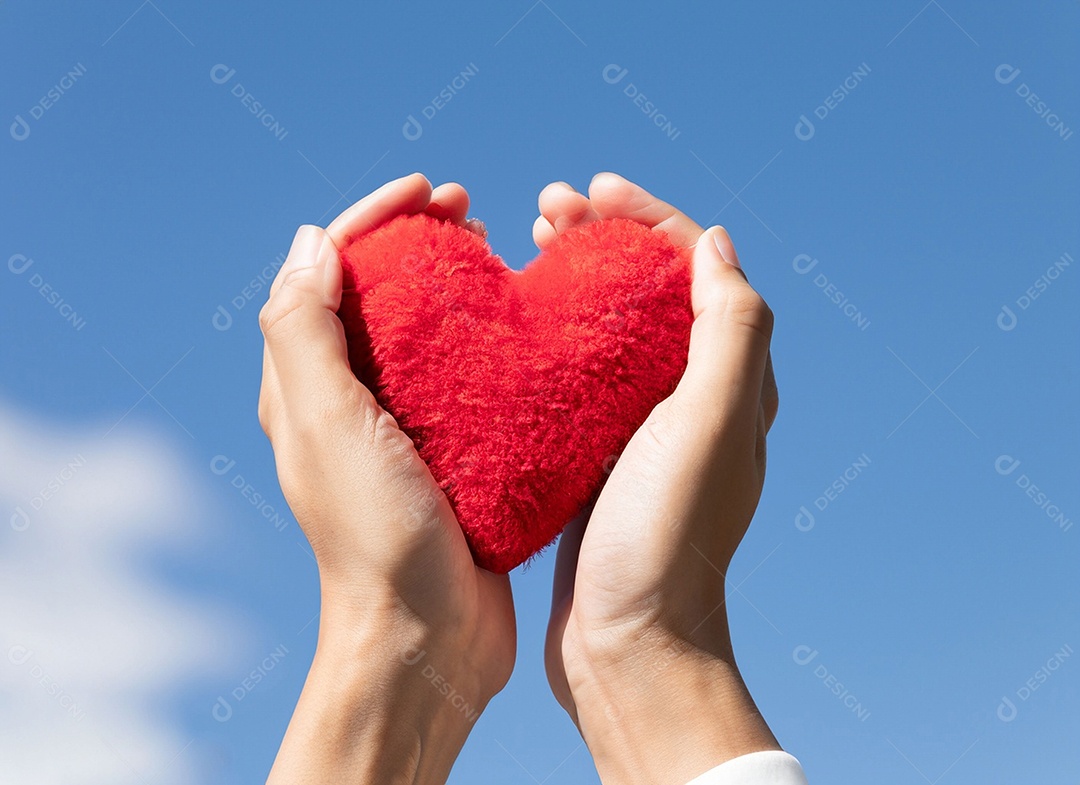 Mãos segurando um coração vermelho