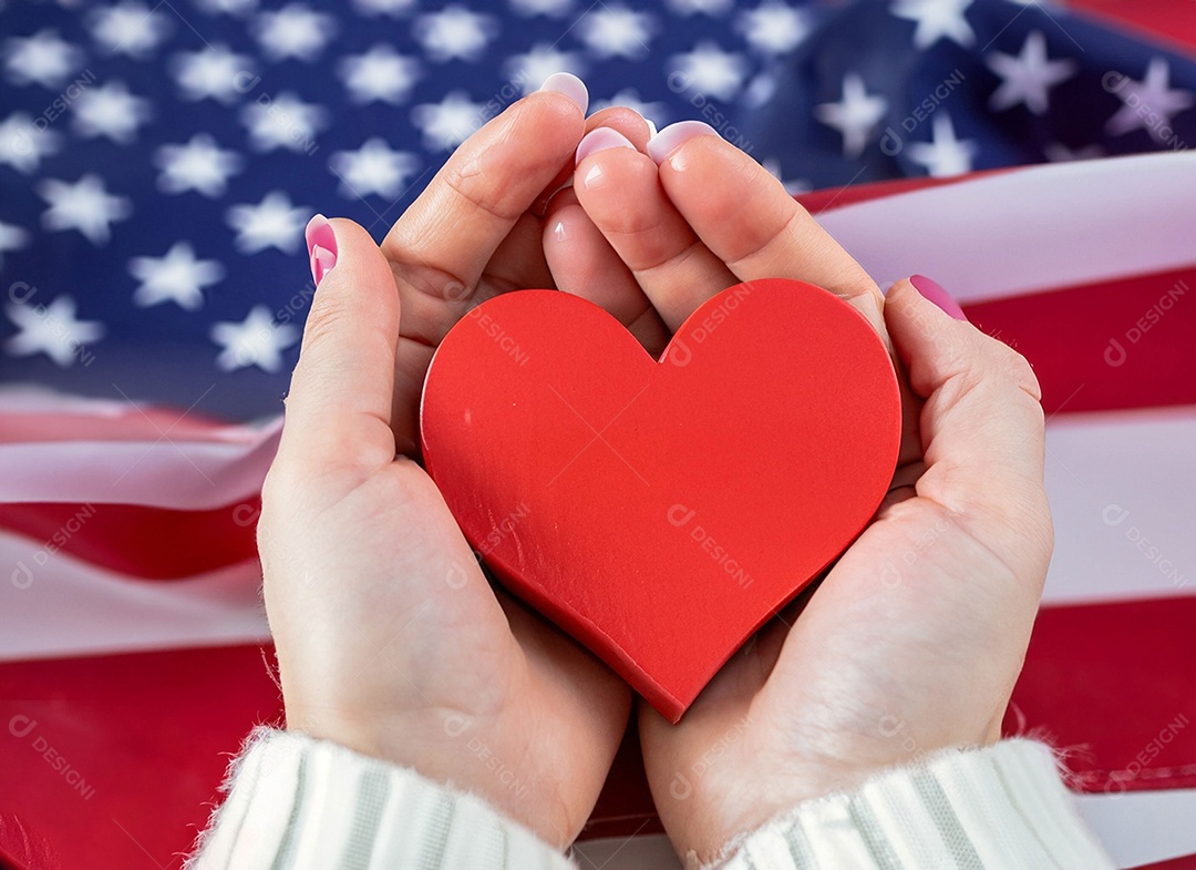 Mãos segurando um coração vermelho