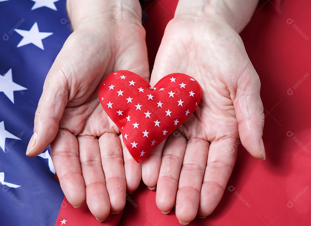 Mãos segurando um coração vermelho