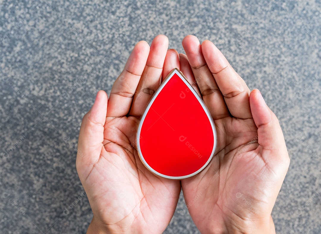 Mãos segurando uma gota vermelha