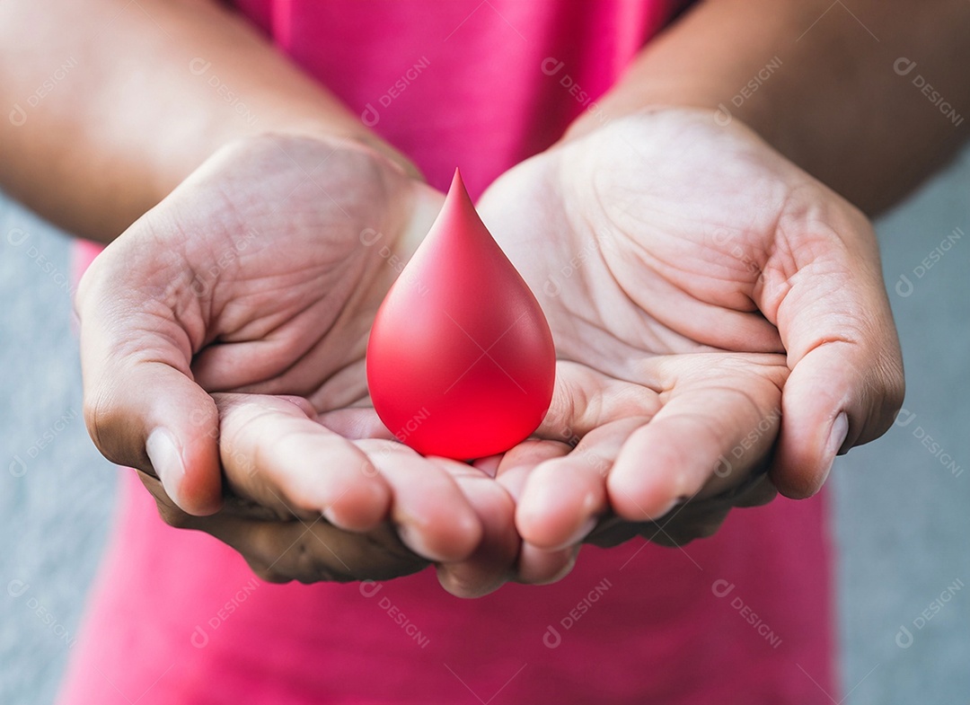 Mãos segurando uma gota vermelha