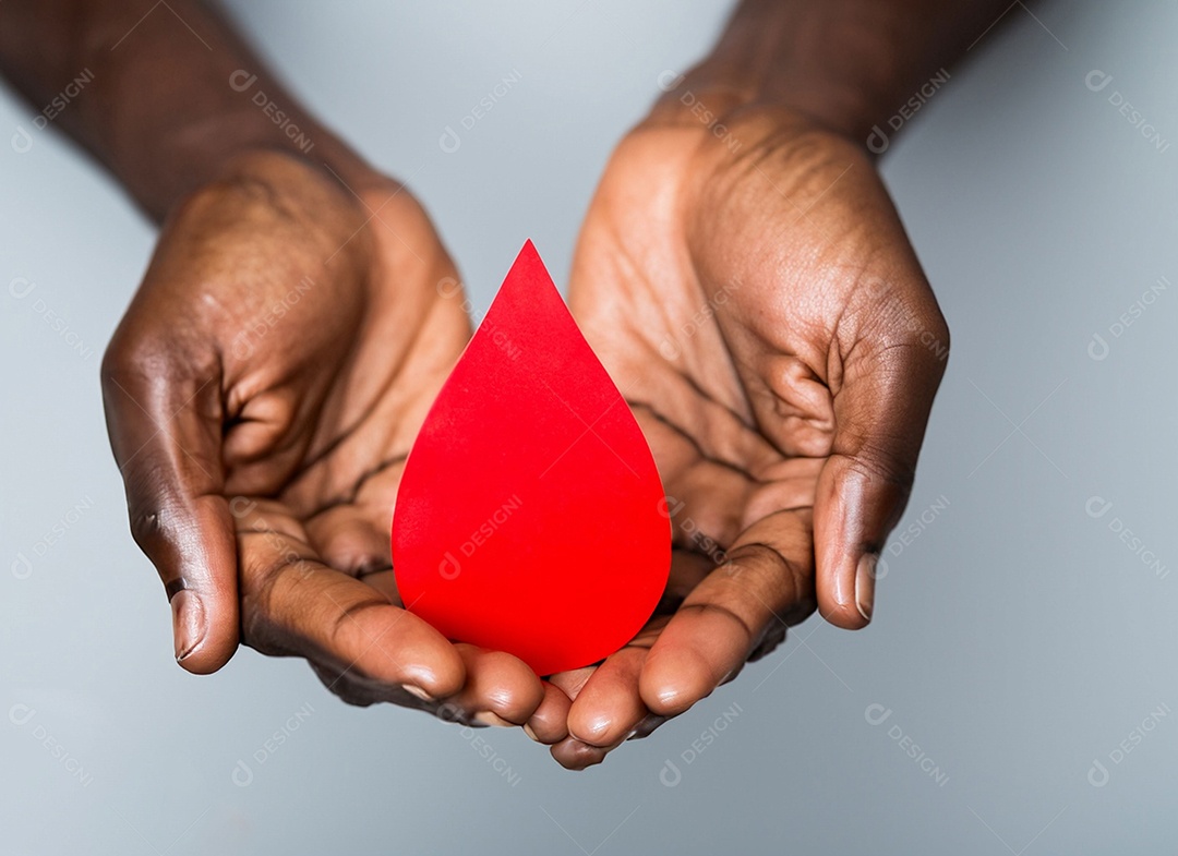 Mãos segurando uma gota vermelha