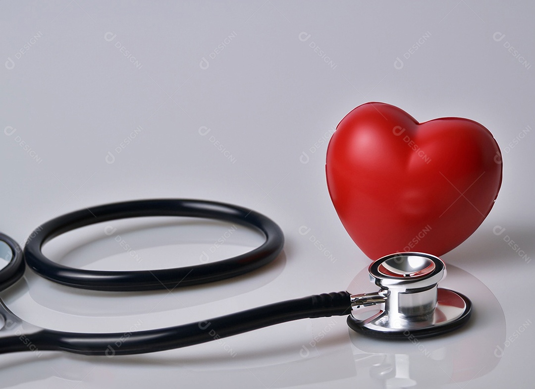 Estetoscópio com coração vermelho