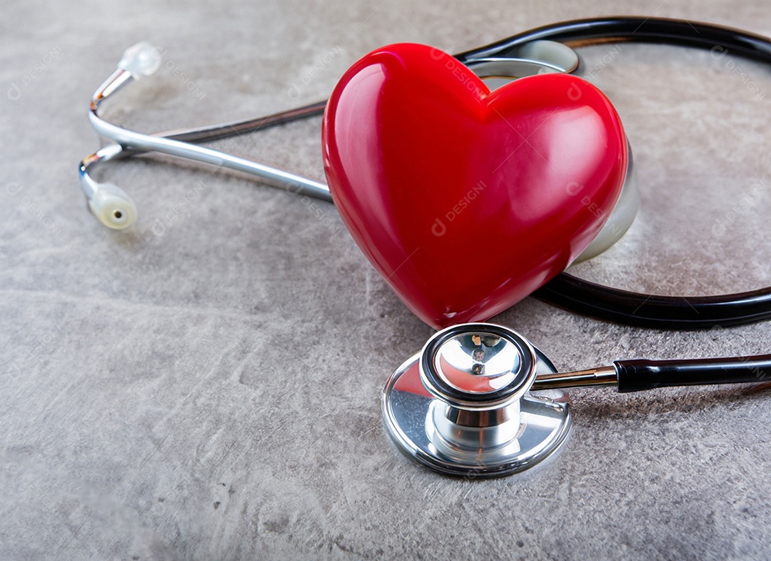 Estetoscópio com coração vermelho