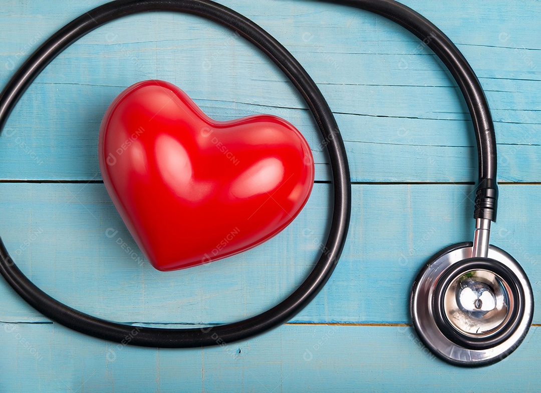 Estetoscópio com coração vermelho
