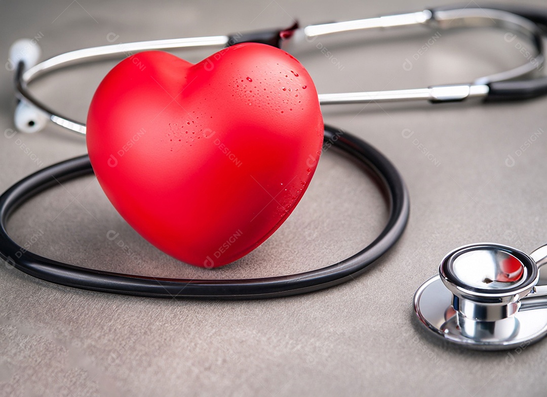 Estetoscópio com coração vermelho