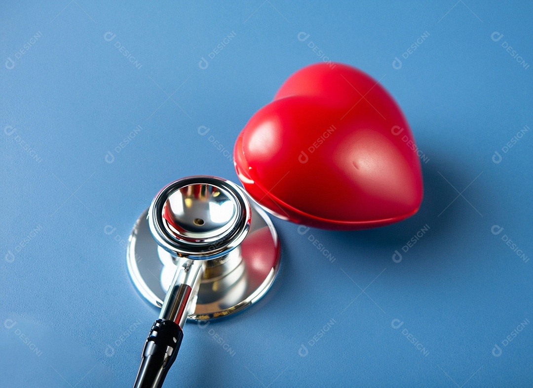Estetoscópio com coração vermelho