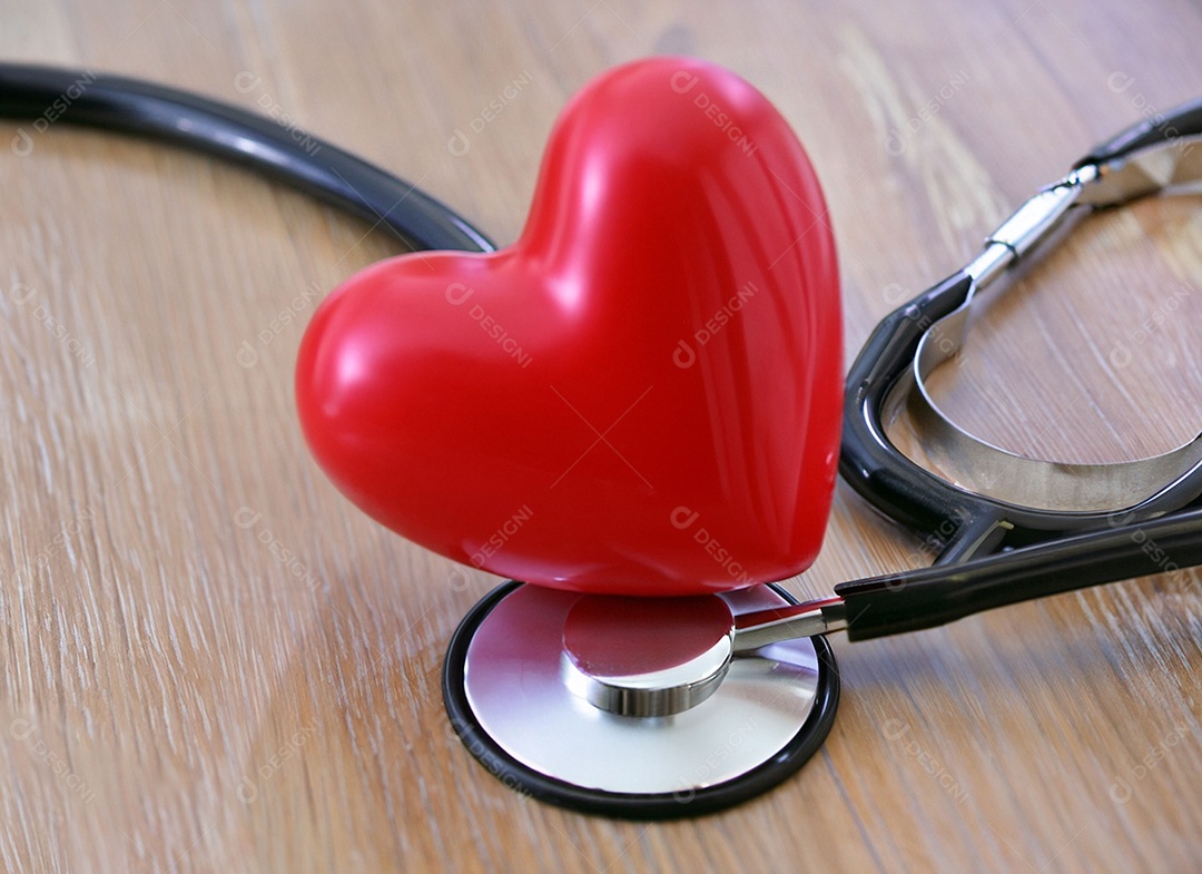 Estetoscópio com coração vermelho