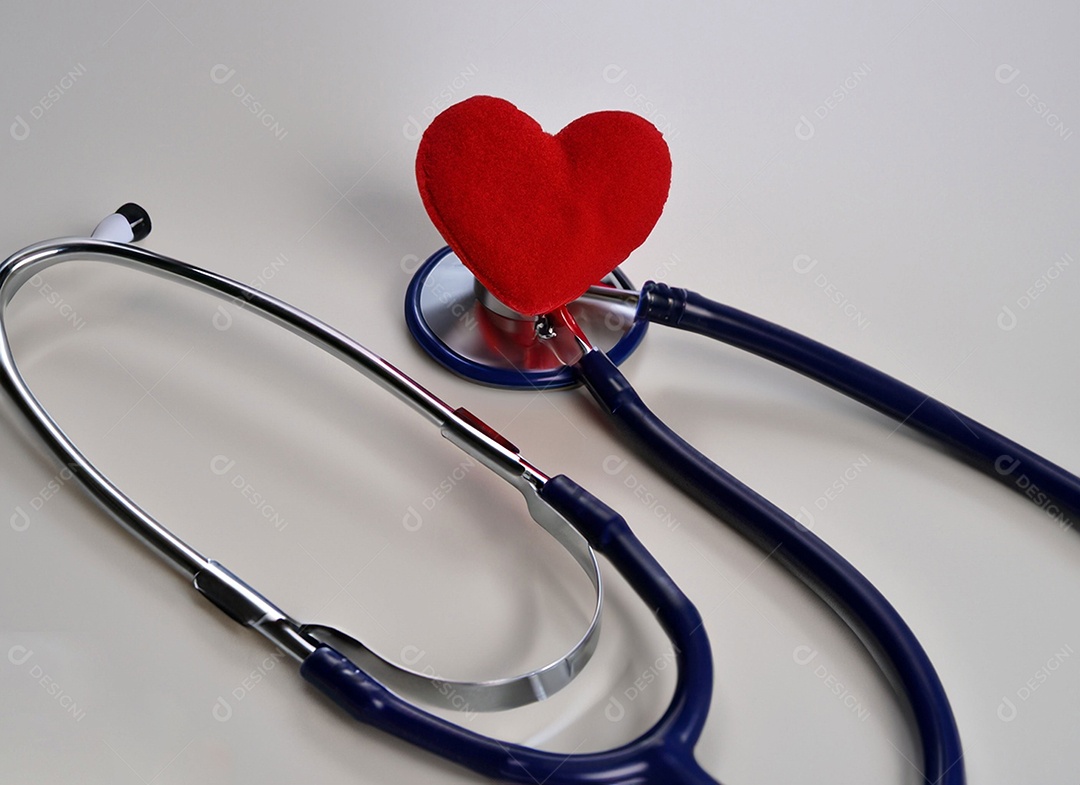 Estetoscópio com coração vermelho