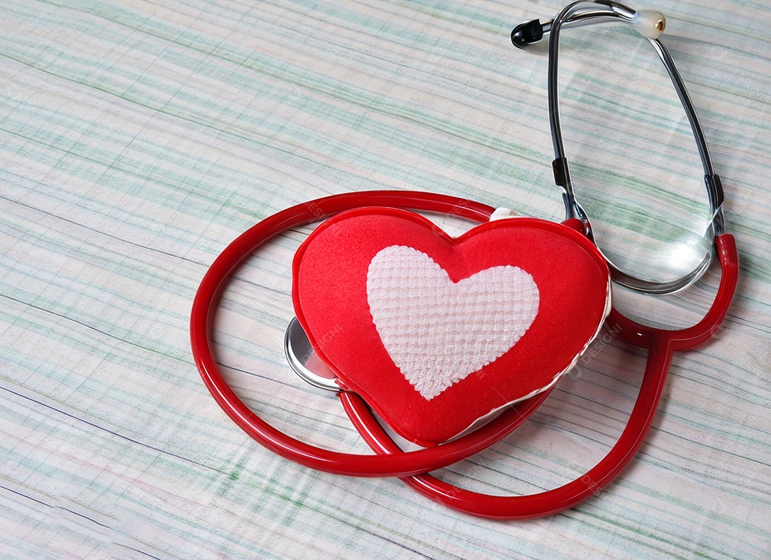 Estetoscópio com coração vermelho