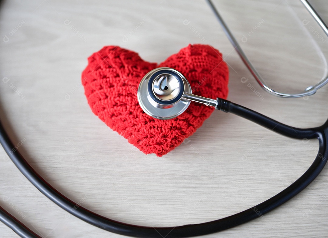 Estetoscópio com coração vermelho