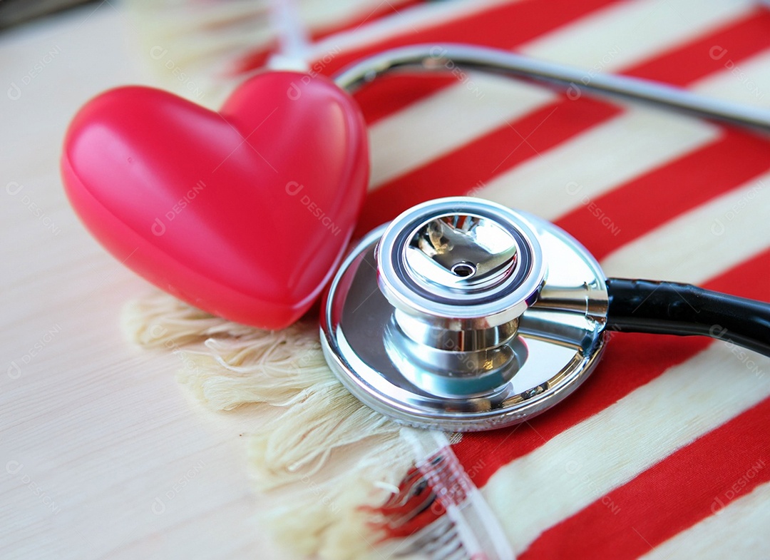 Estetoscópio com coração vermelho