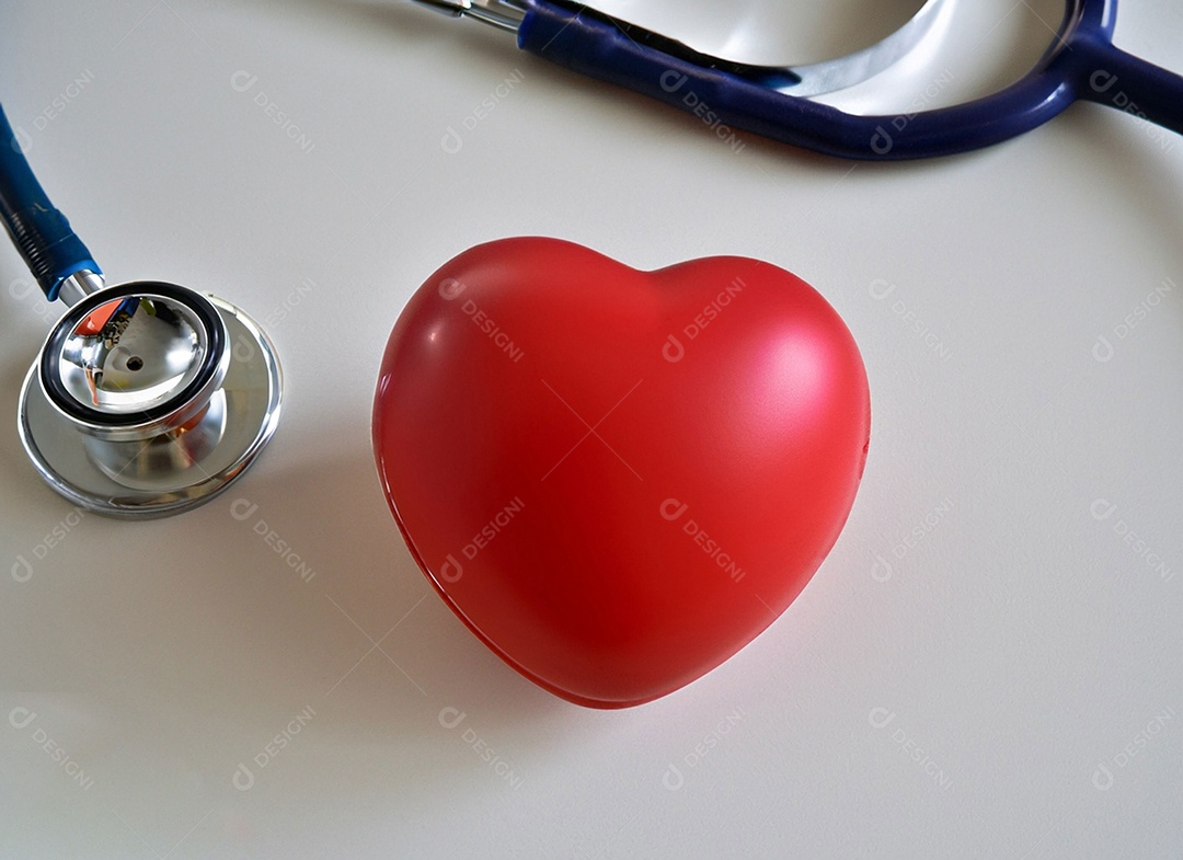 Estetoscópio com coração vermelho