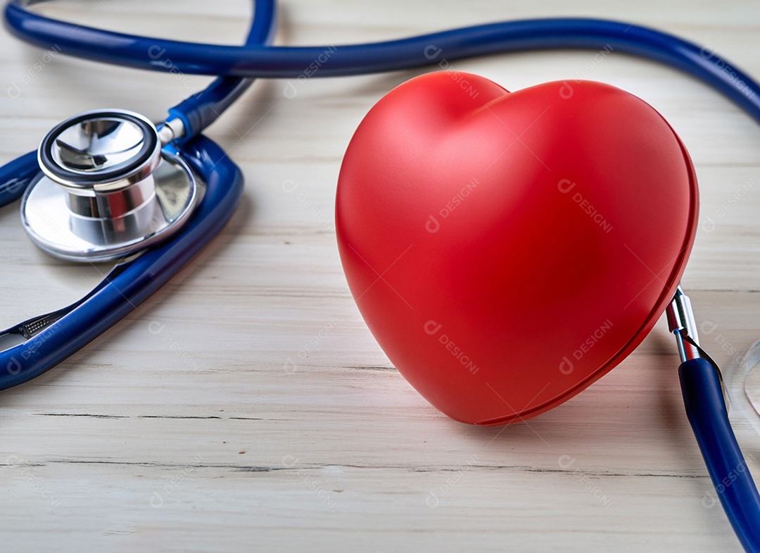 Estetoscópio com coração vermelho