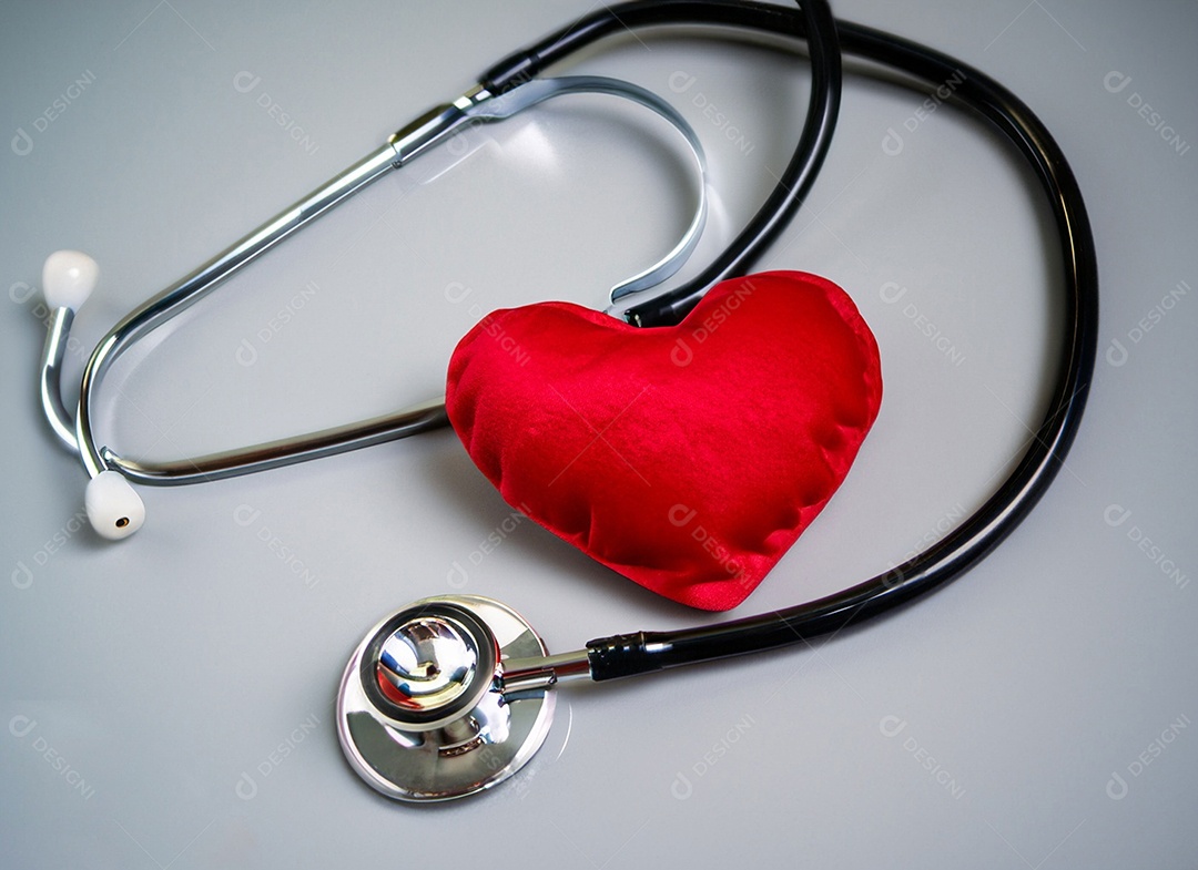 Estetoscópio com coração vermelho