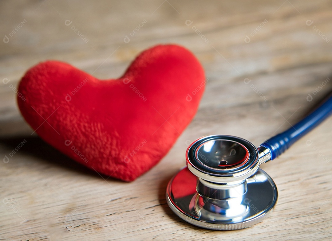 Estetoscópio com coração vermelho