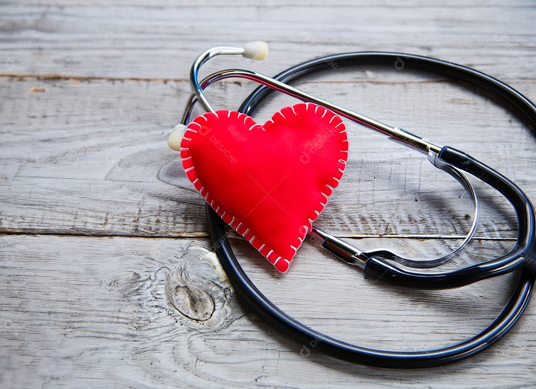 Estetoscópio com coração vermelho
