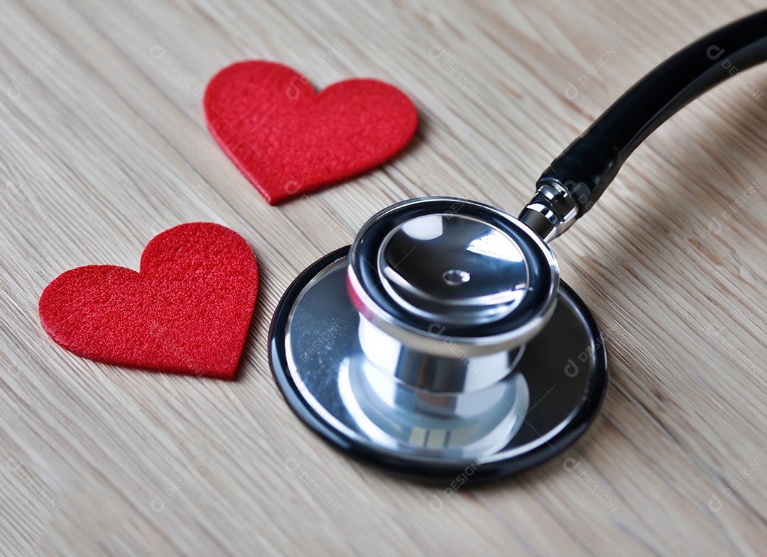 Estetoscópio com coração vermelho