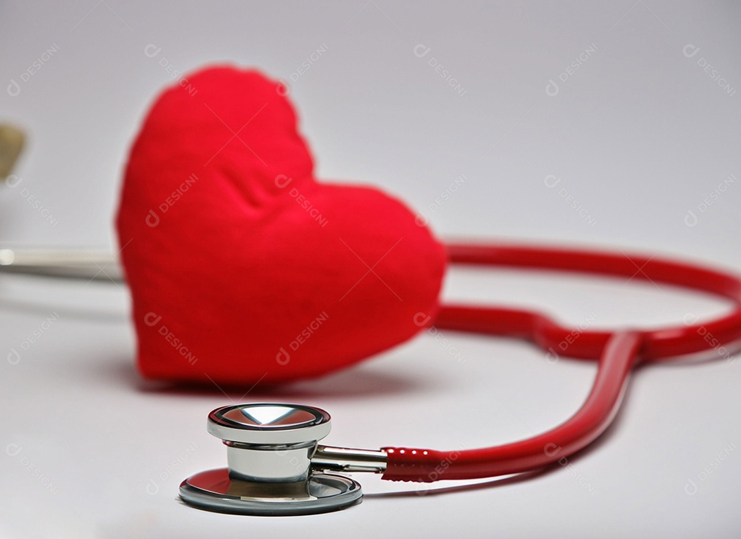 Estetoscópio com coração vermelho