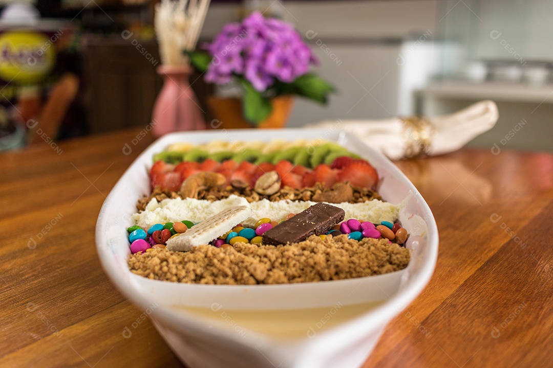 Saborosa barca de açaí sobre uma mesa de madeira