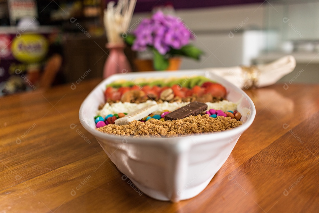 Saborosa barca de açaí sobre uma mesa de madeira