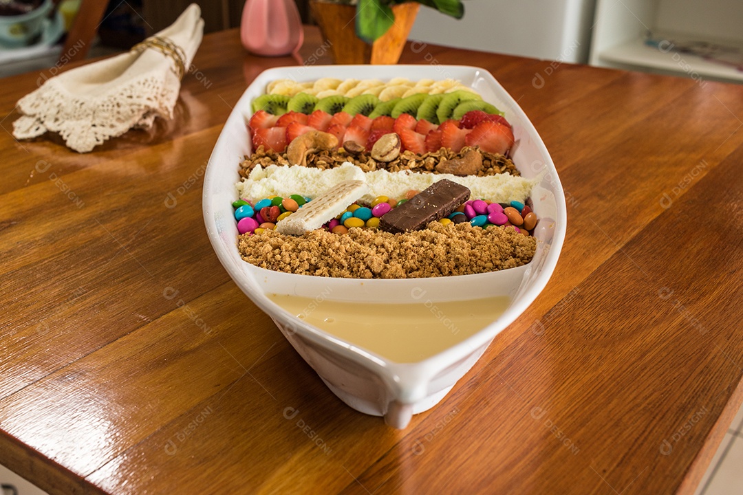 Saborosa barca de açaí sobre uma mesa de madeira