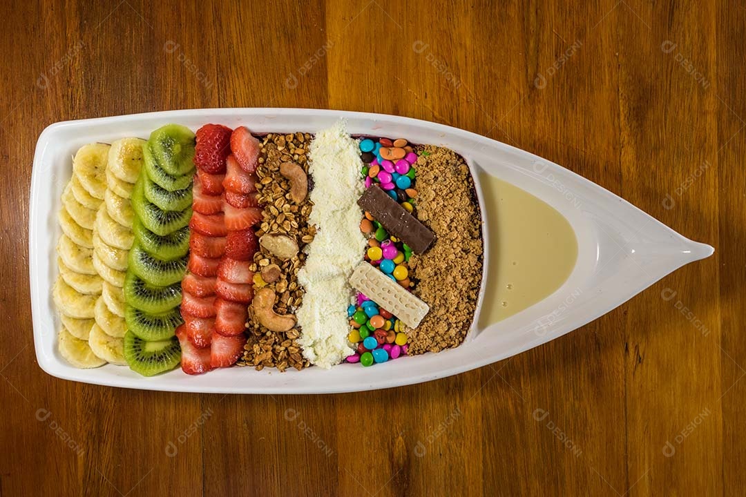 Saborosa barca de açaí sobre uma mesa de madeira