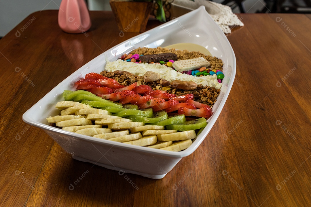 Saborosa barca de açaí sobre uma mesa de madeira