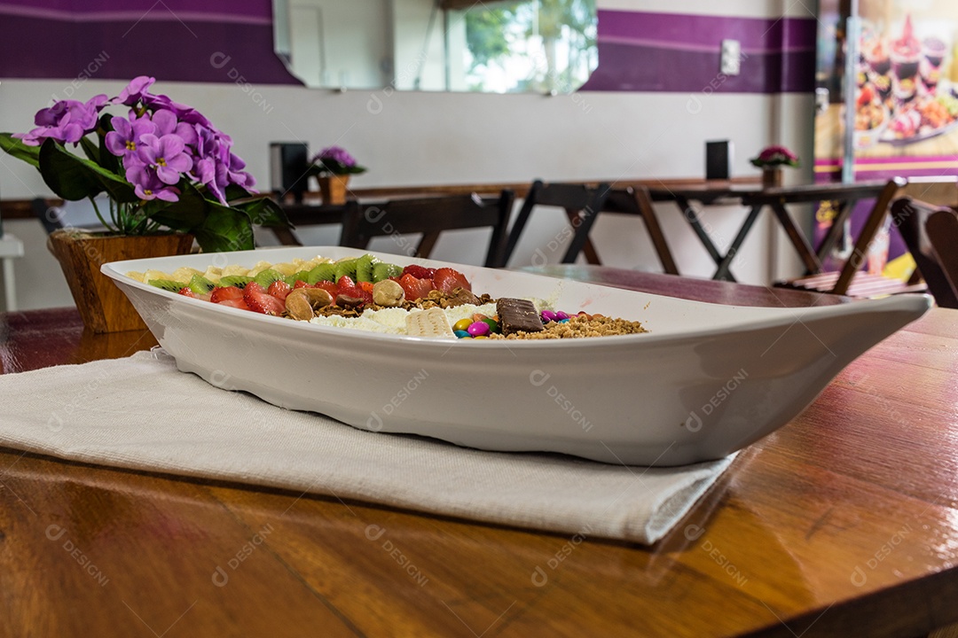 Saborosa barca de açaí sobre uma mesa de madeira