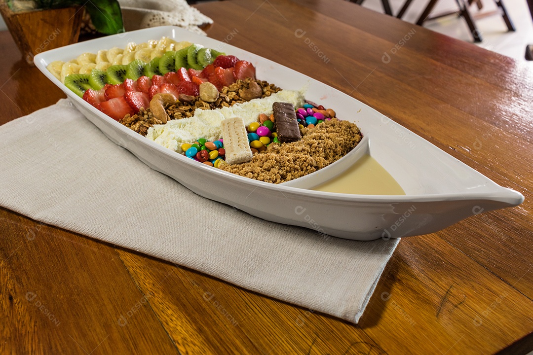 Saborosa barca de açaí sobre uma mesa de madeira