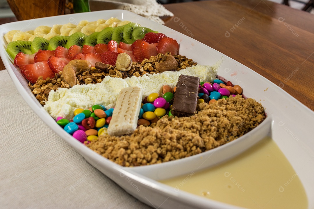 Saborosa barca de açaí sobre uma mesa de madeira