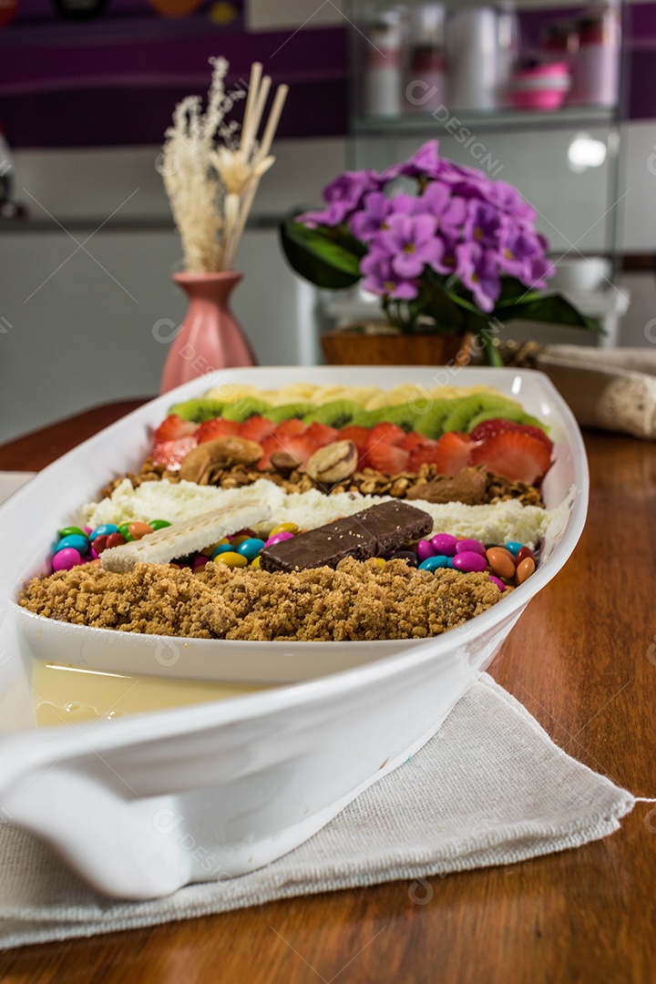 Saborosa barca de açaí sobre uma mesa de madeira