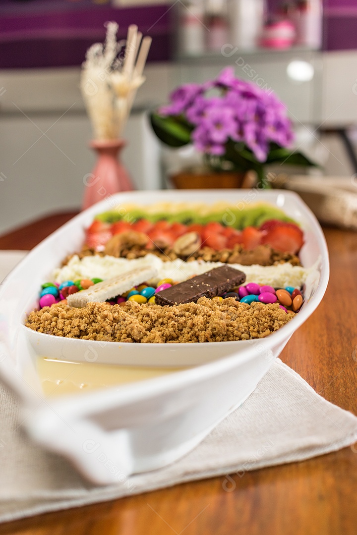 Saborosa barca de açaí sobre uma mesa de madeira