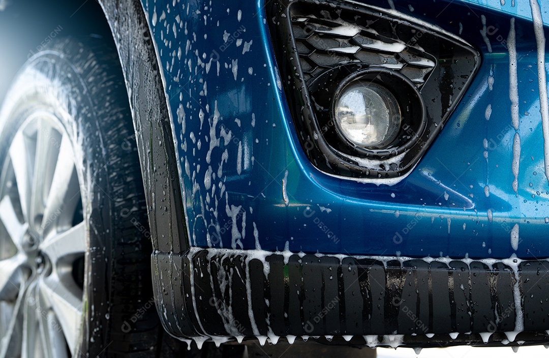 Lavagem de carros azul com espuma de sabão branco e serviço profissional de atendimento automotivo.