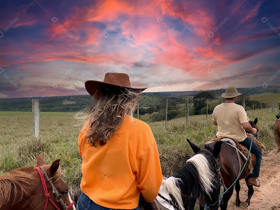 Gado Nelore em uma fazenda no Brasil. Agricultor com chapéu andando a cavalo.