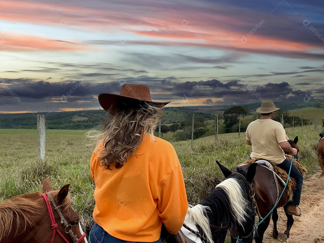 Mulher agricultora com chapéu andando a cavalo.