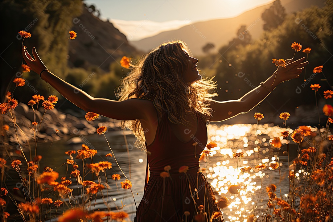 Êxtase ao entardecer braços abertos, sorriso radiante, cercado pela natureza exuberante.
