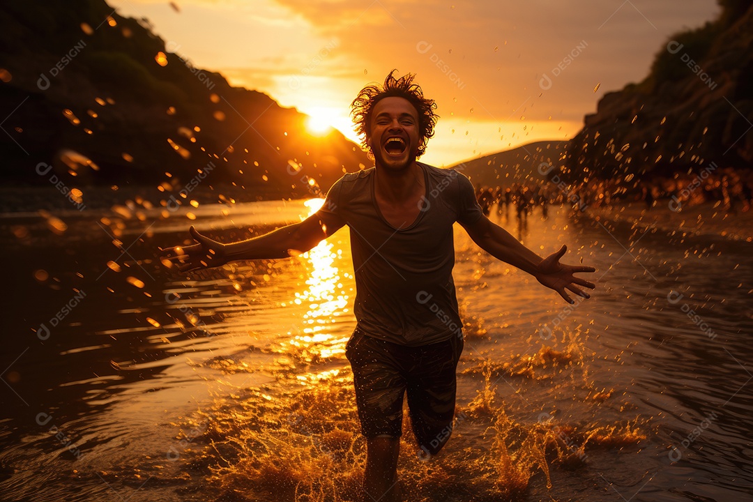 Pessoa radiante corre descalça na praia ao pôr do sol.