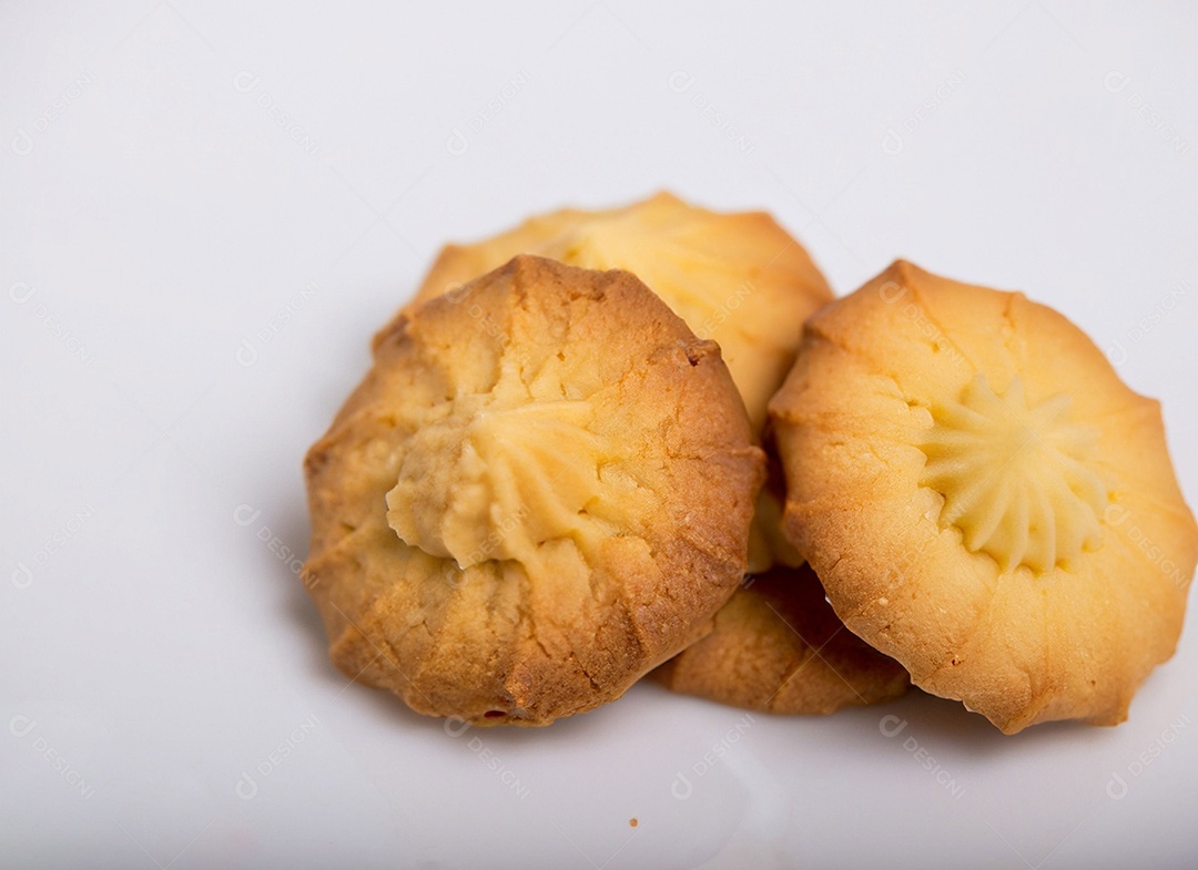 Biscoitos de manteiga em fundo branco