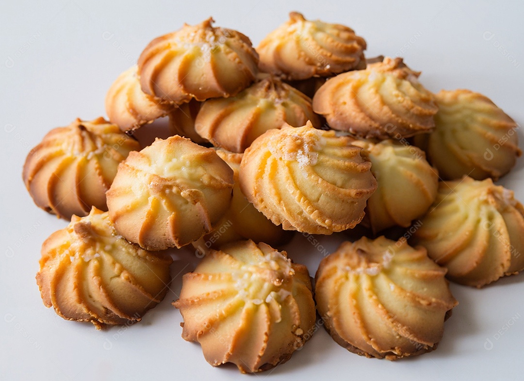 Biscoitos de manteiga em fundo branco