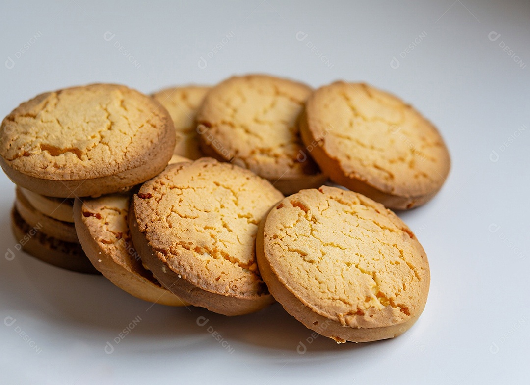 Biscoitos de manteiga em fundo branco
