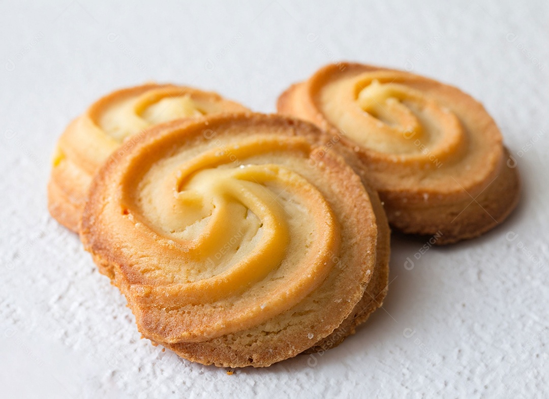 Biscoitos de manteiga em fundo branco