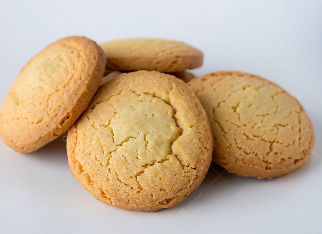 Biscoitos de manteiga em fundo branco