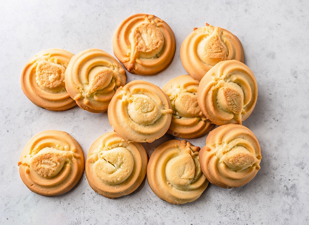 Biscoitos de manteiga em fundo branco
