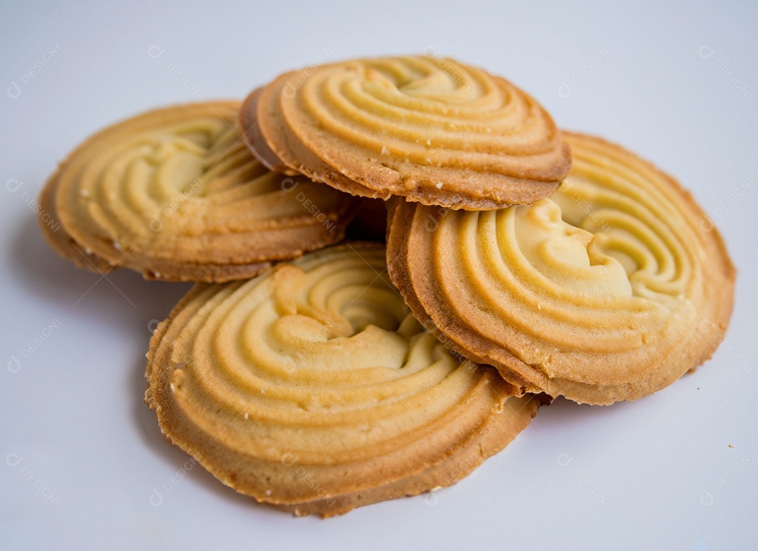 Biscoitos de manteiga em fundo branco
