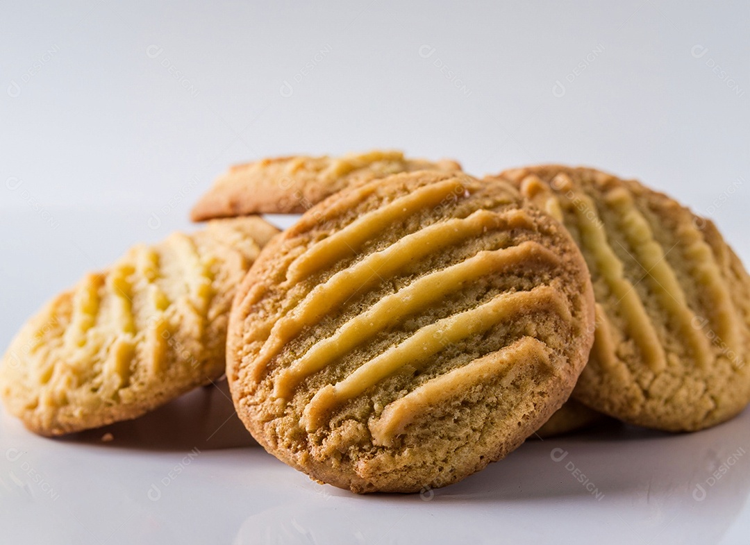 Biscoitos de manteiga em fundo branco