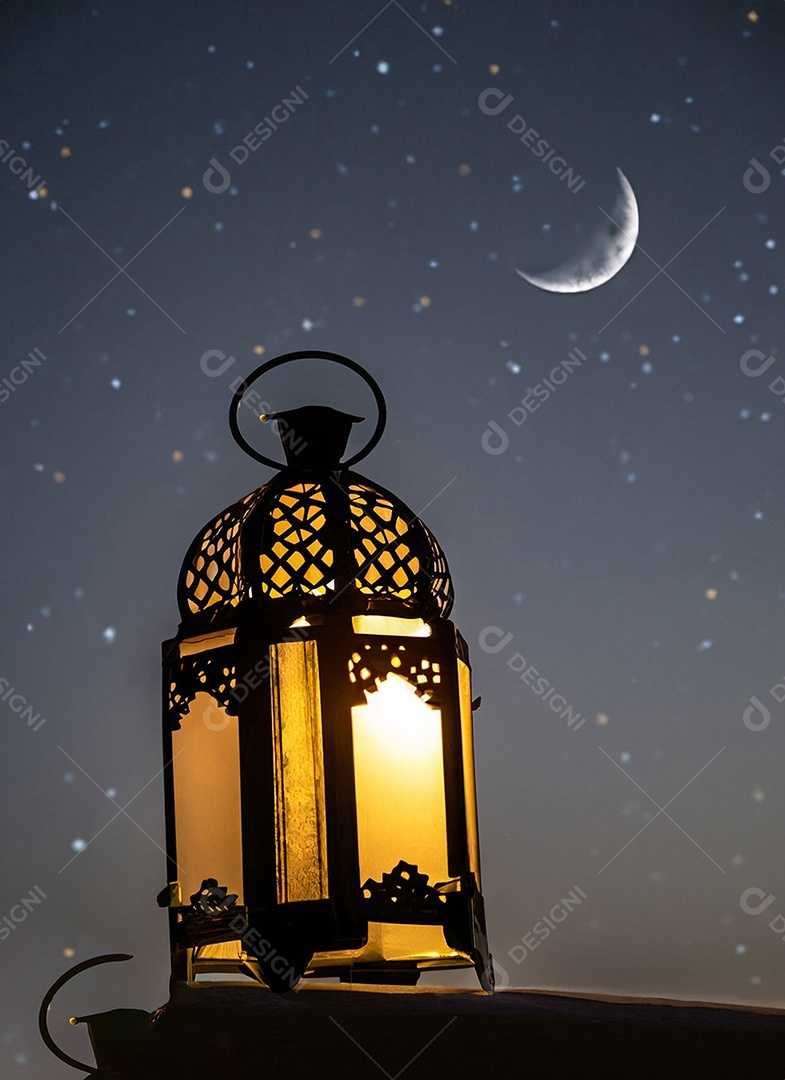 Uma lanterna islâmica E as estrelas estão brilhando no céu Cinza escuro