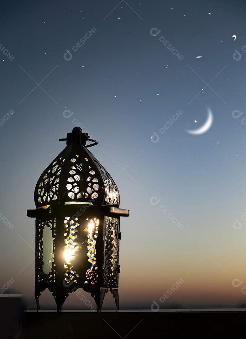 Uma lanterna islâmica E as estrelas estão brilhando no céu Cinza escuro