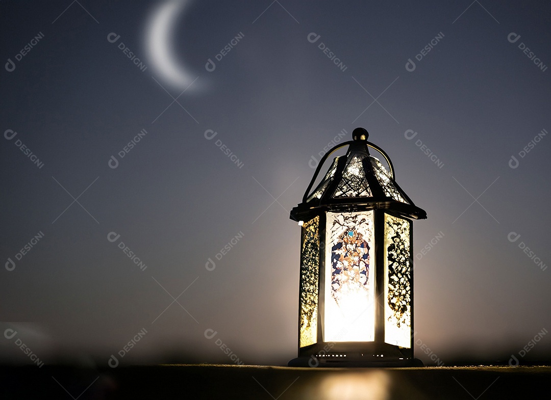 Uma lanterna islâmica E as estrelas estão brilhando no céu Cinza escuro
